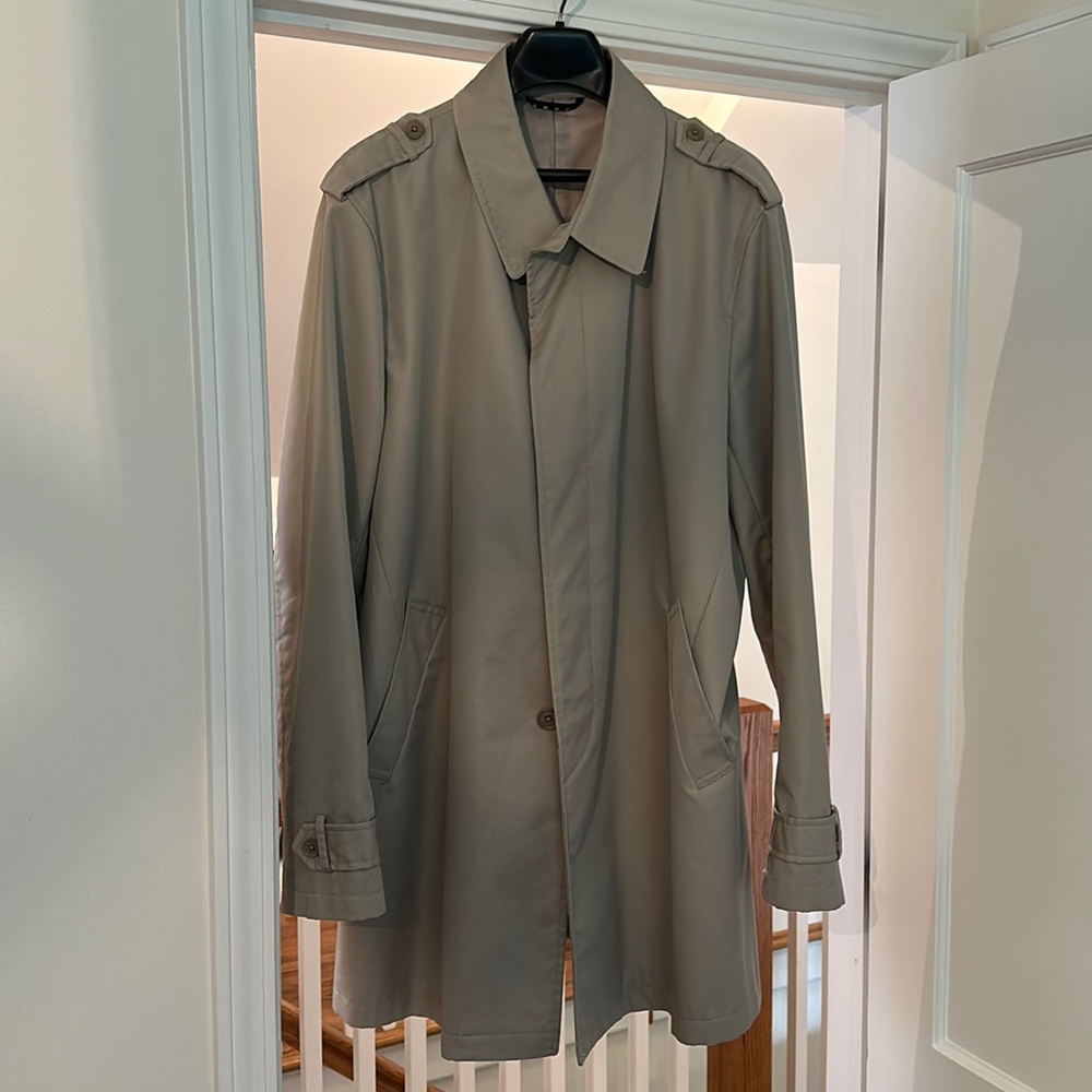 Men’s tan trench coat by Gutteridge of Italy.Size 56/46 us.Worn once.Waterproof